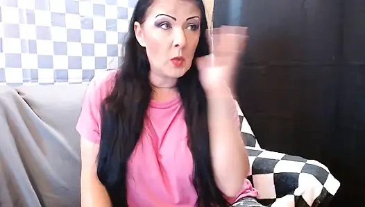 Милфа зевает