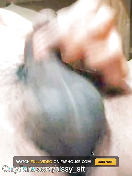 Şimdiye Kadarki En Küçük Yarak Kız Kılıklı Kız Kamerada Yeteneğini Gösteriyor