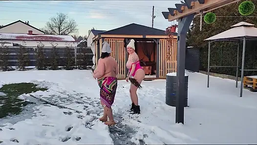 Swingers. Dua pasutri lagi asik main di salju sambil bugil. Para wanita kencing di salju dan para pria menjilatnya.