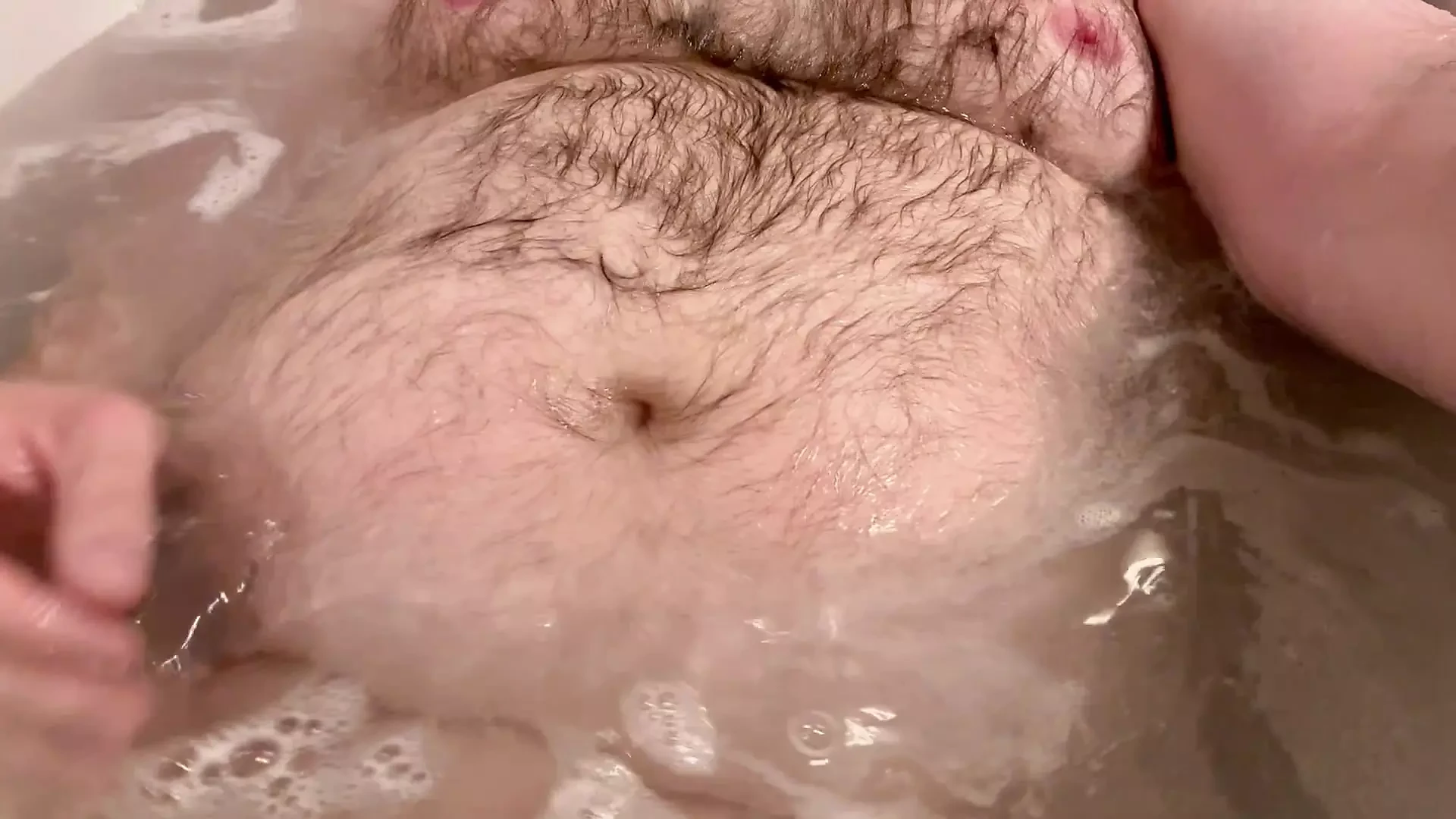 Oso gordito gordito juega con vientre blando en la bañera