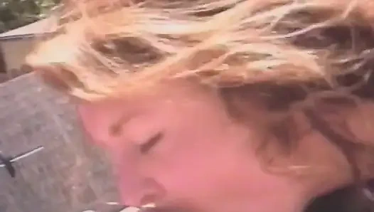 Vollbusiges schätzchen aus deutschland lutscht schwanz am pool