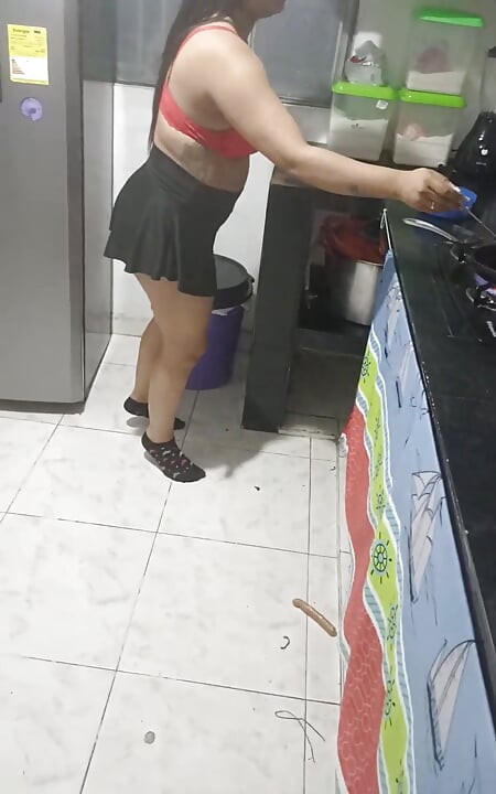 妻がソーセージとハラカスを作ってくれるの、私がすごくお腹空いているから。裸なのを見ても、彼女はあんな風に料理するのが大好きだ