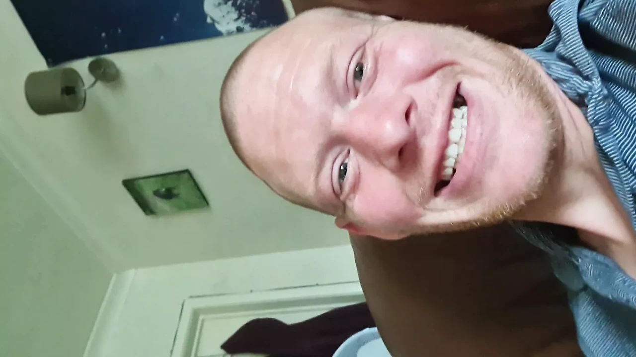 Karen在给她填满后清洁鸡巴