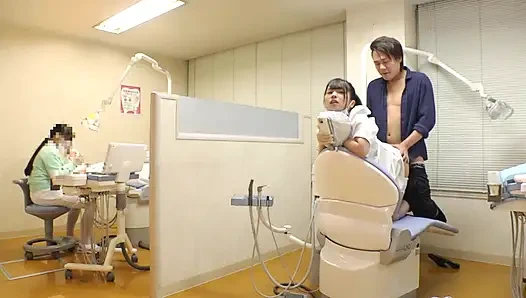 Gözlerini benimle kilitlemeye devam eden dişçi