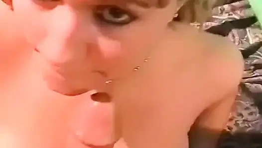 Bu kızıl saçlıdan meme sikişi ve yarak emiyor