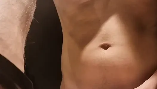 Twink spor salonundan sonra güzel bir dölle mastürbasyon yapıyor