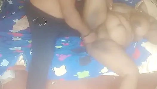 Kadındaki adam masaj performansı