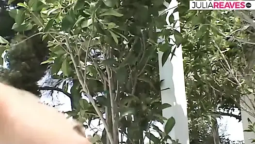 Geile blondine würgt an einem schwarzen monster-schwanz und lutscht ihn dann zu einem massiven mund, abspritzen