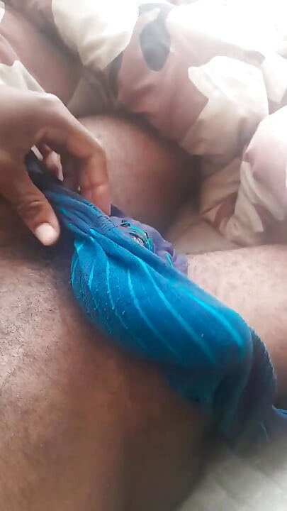 Чоловік все ще отримує кістляву скелю, як підвішений