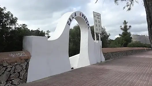 Крошка мастурбирует в машине, затем сосет и скачет на массивном члене