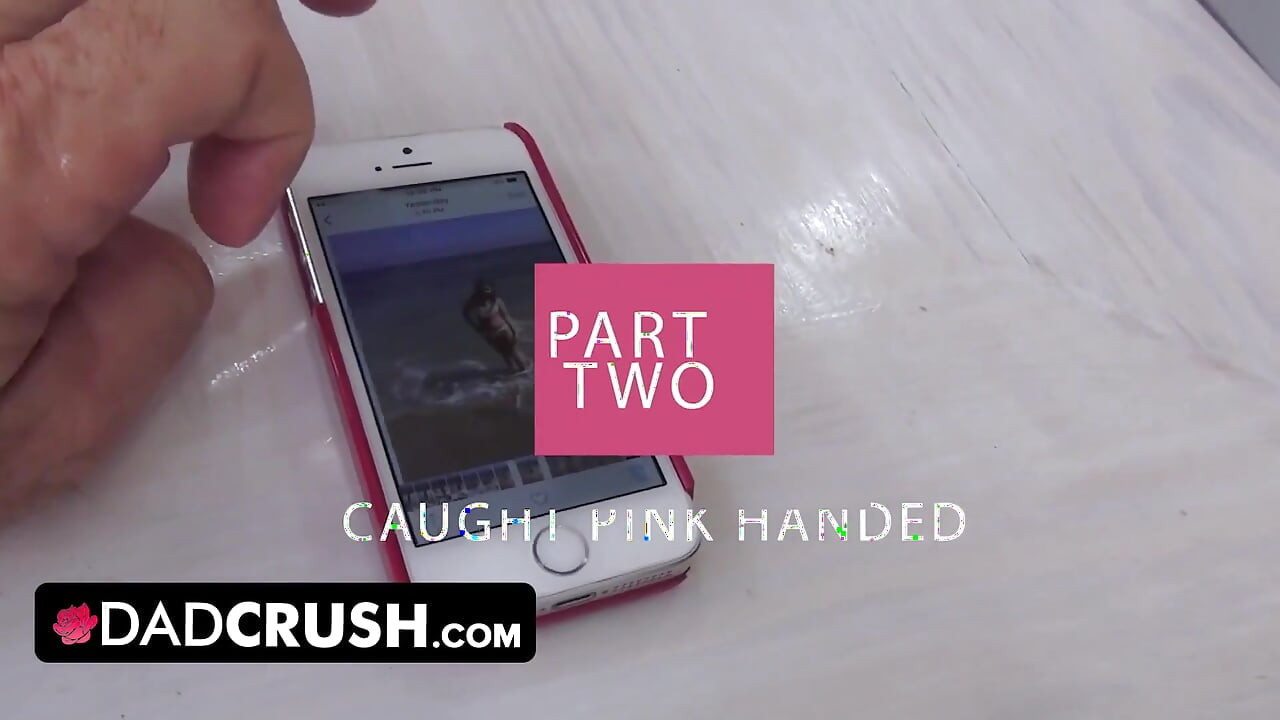 Dadcrush - 大きなお尻を持つ欲望的なブルネットの美女が映画ナイトをハードコアなセックスシーンに変える