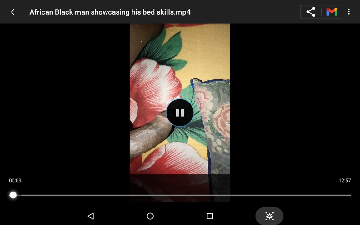 अफ्रीकी काला आदमी उच्च स्तर पर अपने बिस्तर कौशल का प्रदर्शन कर रहा है