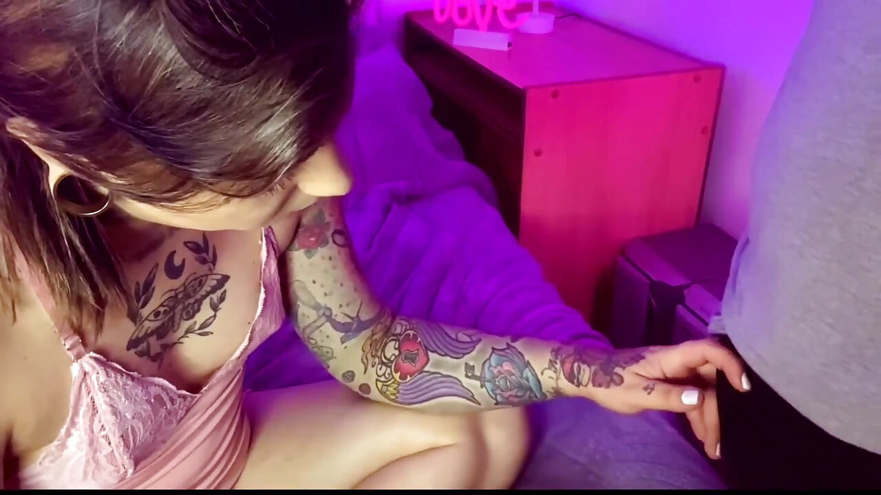 Zgodna trans žena Emma Ink namaže šlag na komšijin lep crni kurac i dobija mleko u usta