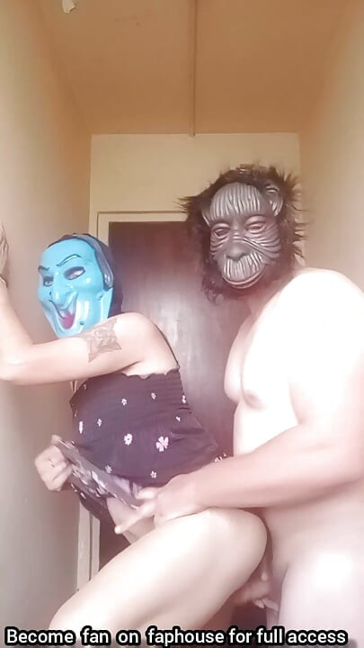 Orta yaşlı seksi kadın ayakta domalarak ve ayakta seks yapıyor