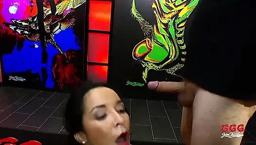 Asyalı Sürtük Boğa Yarağını Gırtlağına Kadar Alıyor Ve Boşalmak Için Sert Biniyor!