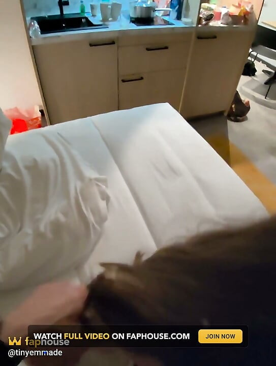 POV-teen Tinyemmade in Einem Hotelzimmer, Muschi Geleckt Und Mit Bukkake Gefickt
