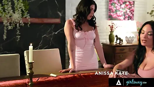 GIRLSWAY - замужняя пара Gal Ritchie и Anissa Kate празднуют годовщину с чувственной ночью свидания