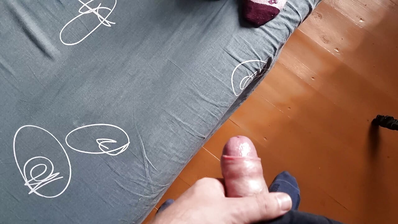 Gast neukt de vrouw terwijl zij videogames speelt. Homemade trio. Deel 1. 32802