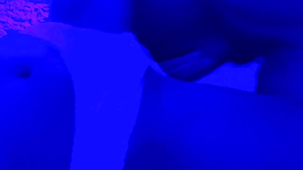 Elle a attrapé ma bite quand elle a eu un orgasme incroyable en gémissant riche