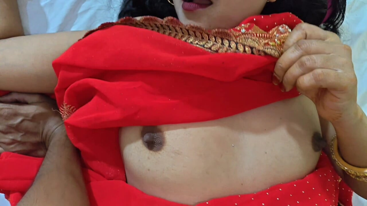 Pati ke office Jaane ke baad patni ne naukar ke sath kiya romance