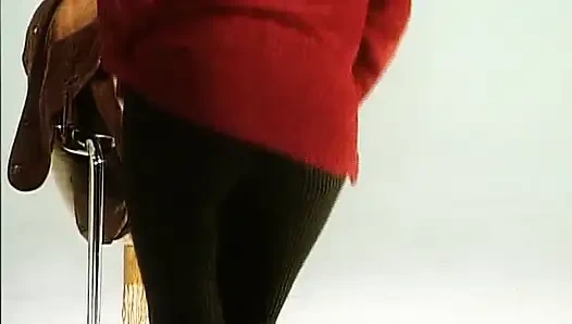 Зрелая дама из Германии показывает свои большие сиськи на кастинге