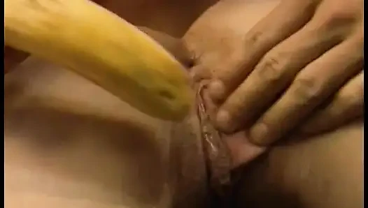 Genç yaşlı esmer götünü siktiriyor ve amını parmaklıyor