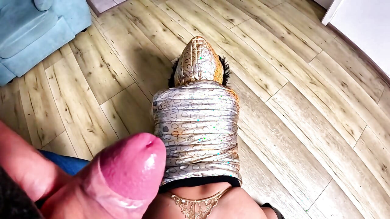 Golden Glossy Downjacket POV. Garganta profunda, foda facial e dupla porra na minha jaqueta