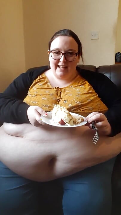 สาวตัวใหญ่สวยกินเค้กกับท้องออก