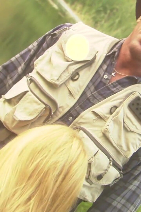 Blondes mädchen lutscht und reitet einen riesigen schwanz auf dem gras, während sie auf dem picknick sind