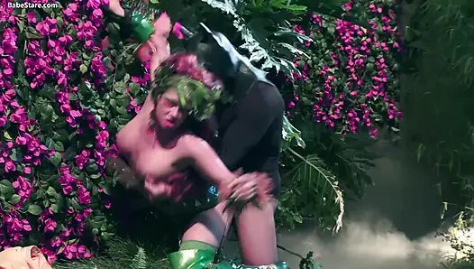 Parodi Poison Ivy: gadis-gadis seksi dengan kostum mengadakan pesta seks