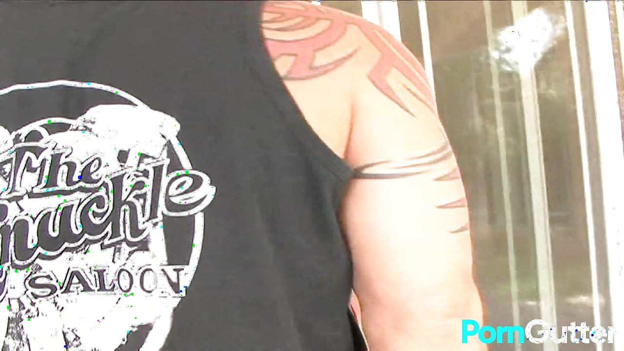 Nena tetona Amy Reid traga una enorme carga