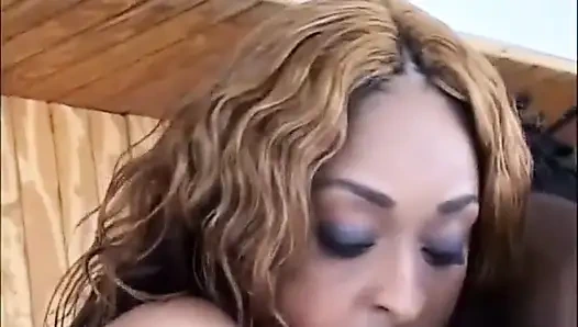 Riesige möpse, sehr sexy schwarze muschi ficken in der küche