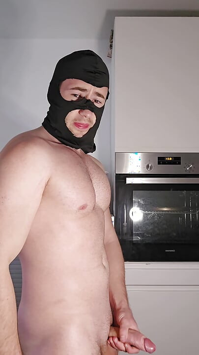 PhantomGentX, dominatoare de homosexuali mascați, bucătărie goală