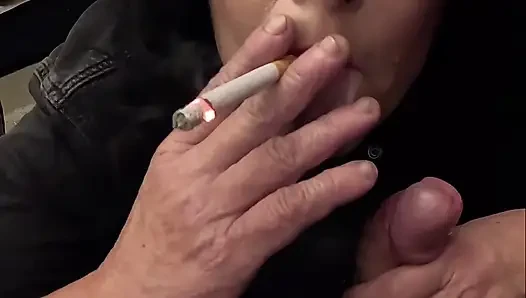 Gotik cadı orta yaşlı seksi kadından sigara içen bir sakso aldığınızı hayal edin