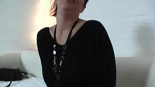 Никогда не видел такую возбуждающую шлюху с бритой киской!!