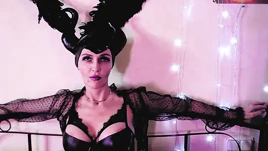 Ateşli tanrıça eva lateks maleficent tek başına ayak fetişi bdsm sapık sahibe kadın egemenliği
