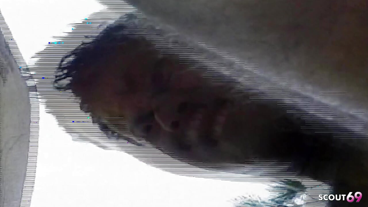 Blonde Tranny mengongkek lelaki latino di luar rumah dalam pantat sehingga pancutan mani