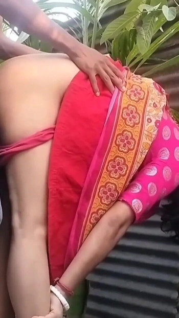 Trenutak koji morate podijeliti iz "Bengalski Desi Bhabhi Vanjski Chudai Devar Ke Saath crveni saree glavni (službeni video Villagesex91 )"