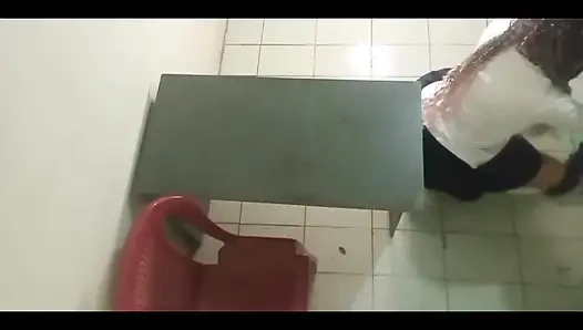 Ürpertici ve gerçek bir kız öğrenci sınıfın ortasında matematik öğretmeniyle götünü sikiyor