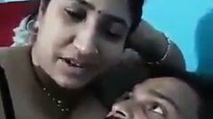 德西印度妻子的胸部吮吸牛奶