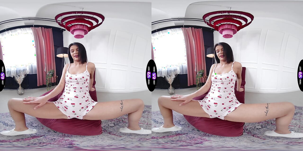 Asandra Dewys private Modenschau wird zu dampfender masturbation - TeenMegaWorld