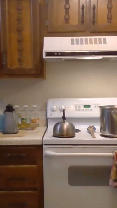 Pelirroja peluda hace sopa de zanahoria peluda! Desnuda en la cocina Episodio 34 | Clip 1