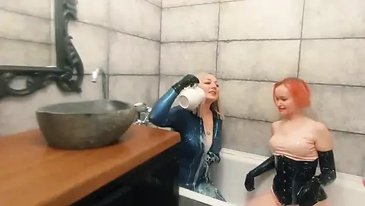 Bad entspannen in Latex gummi mit Milch, romantisches lustiges fetisch-video