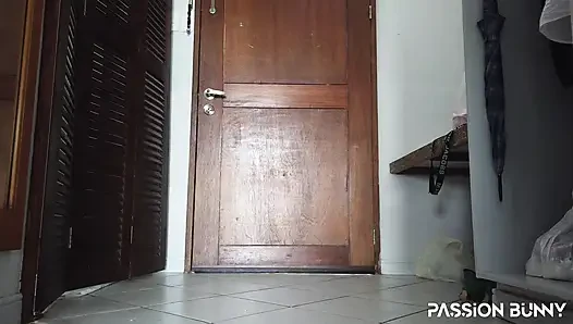 Pengiriman bugil - kurir makanan yang bahagia