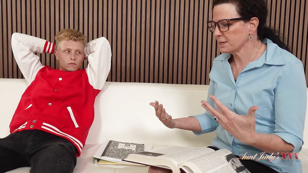 AuntJudysXXX - professora madura alta Beth Mckenna fode seu aluno atleta