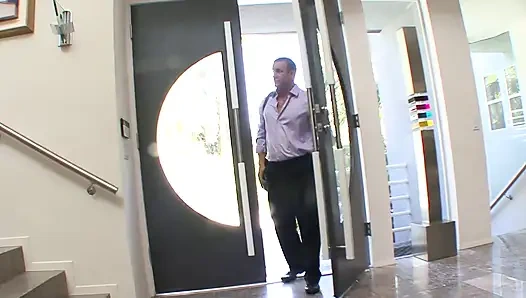 Ebenholz-schlampe wird gefickt, während sie mit ihrem saftigen runden arsch hüpft