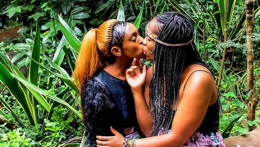 Festival africano al aire libre beso lésbico