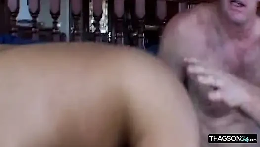 Reife MILf hat den arsch weit mit tropfendem creampie gedehnt