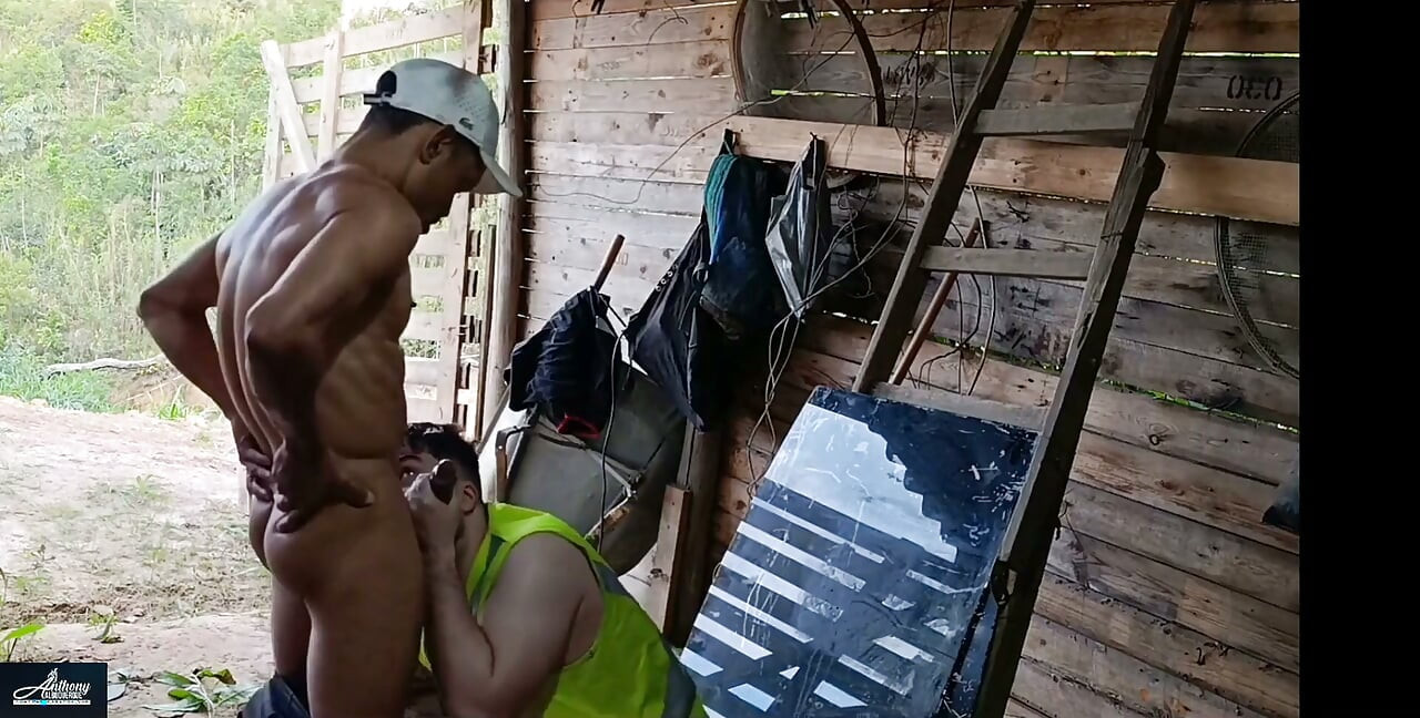 O chefe e o empregado o empregado termina sua tarefa e seu chefe fica muito excitado vendo ele todo suado