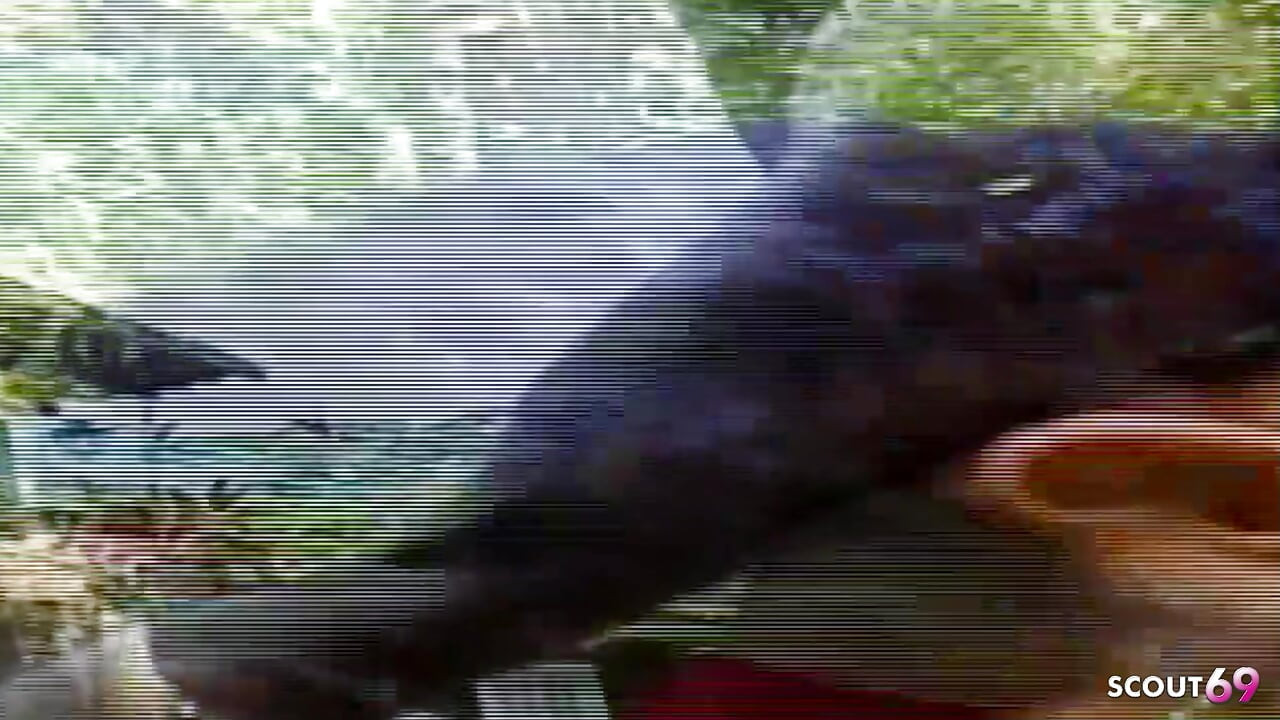 Блондинка транссексуал таємно трахається в лісі в її тугу дупу